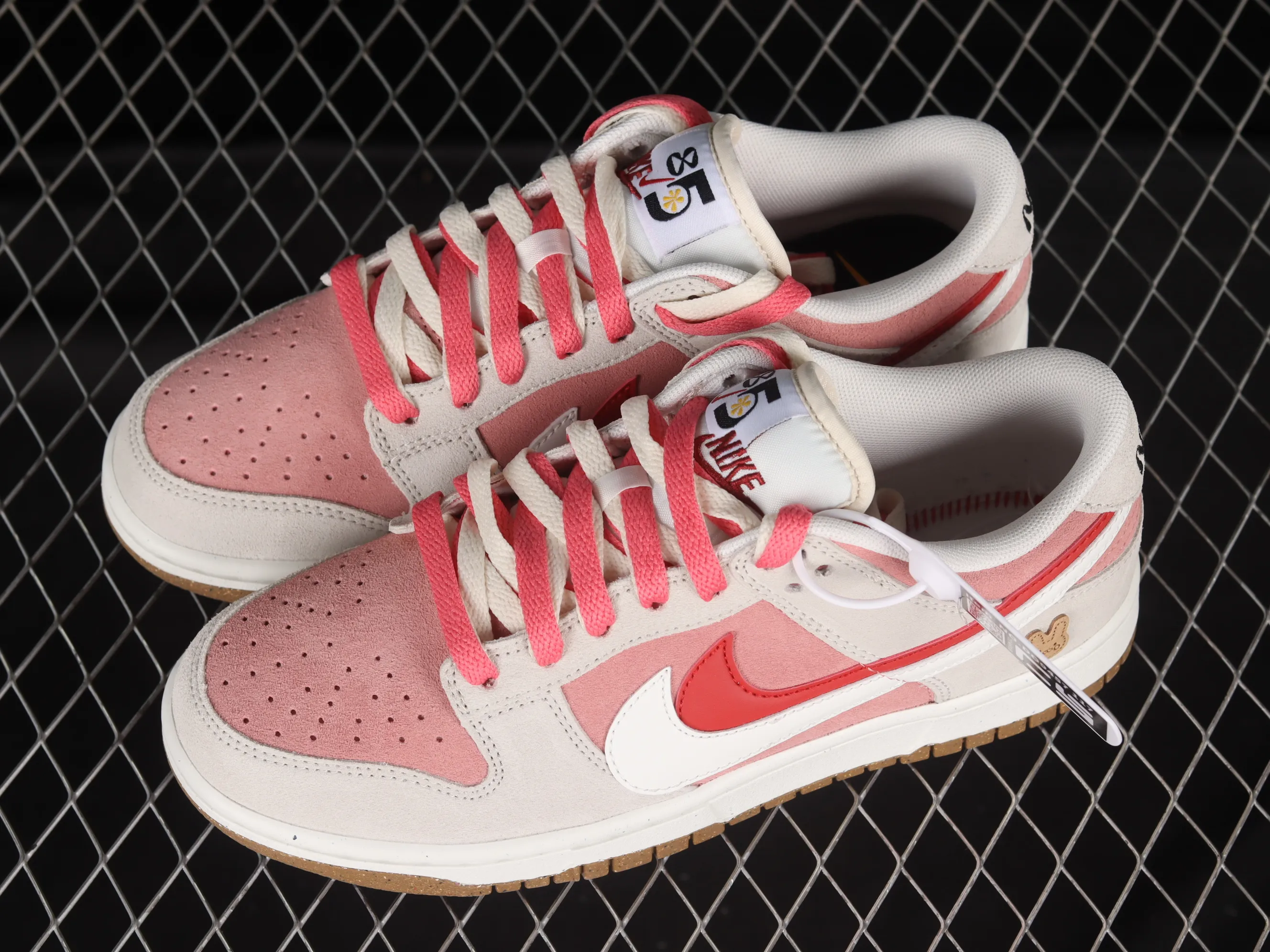 All Categories Nk SB Dunk Series Nk SB Dunk Low Low-top Sneakers Nk Dunk Low SE 2023 Year of the Rabbit Limited SB Smashed Backboard Fashion Casual Sneakers DO9457-117